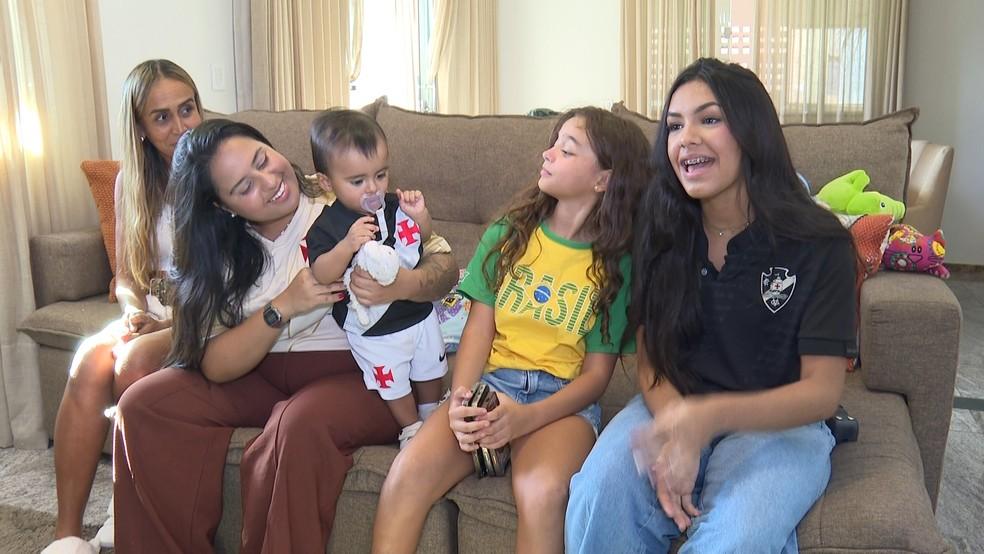 Família do Bebê Rayan, pequeno vascaíno — Foto: Reprodução/TV Gazeta
