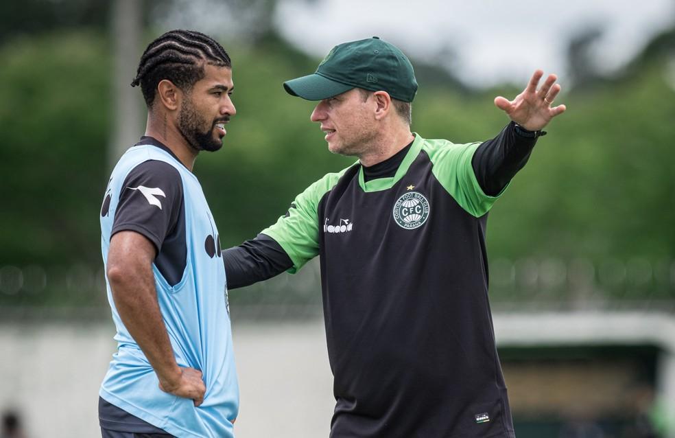 Lucas Ronier, atacante do Coritiba, com o técnico Fernando Seabra — Foto: JP Pacheco/Coritiba