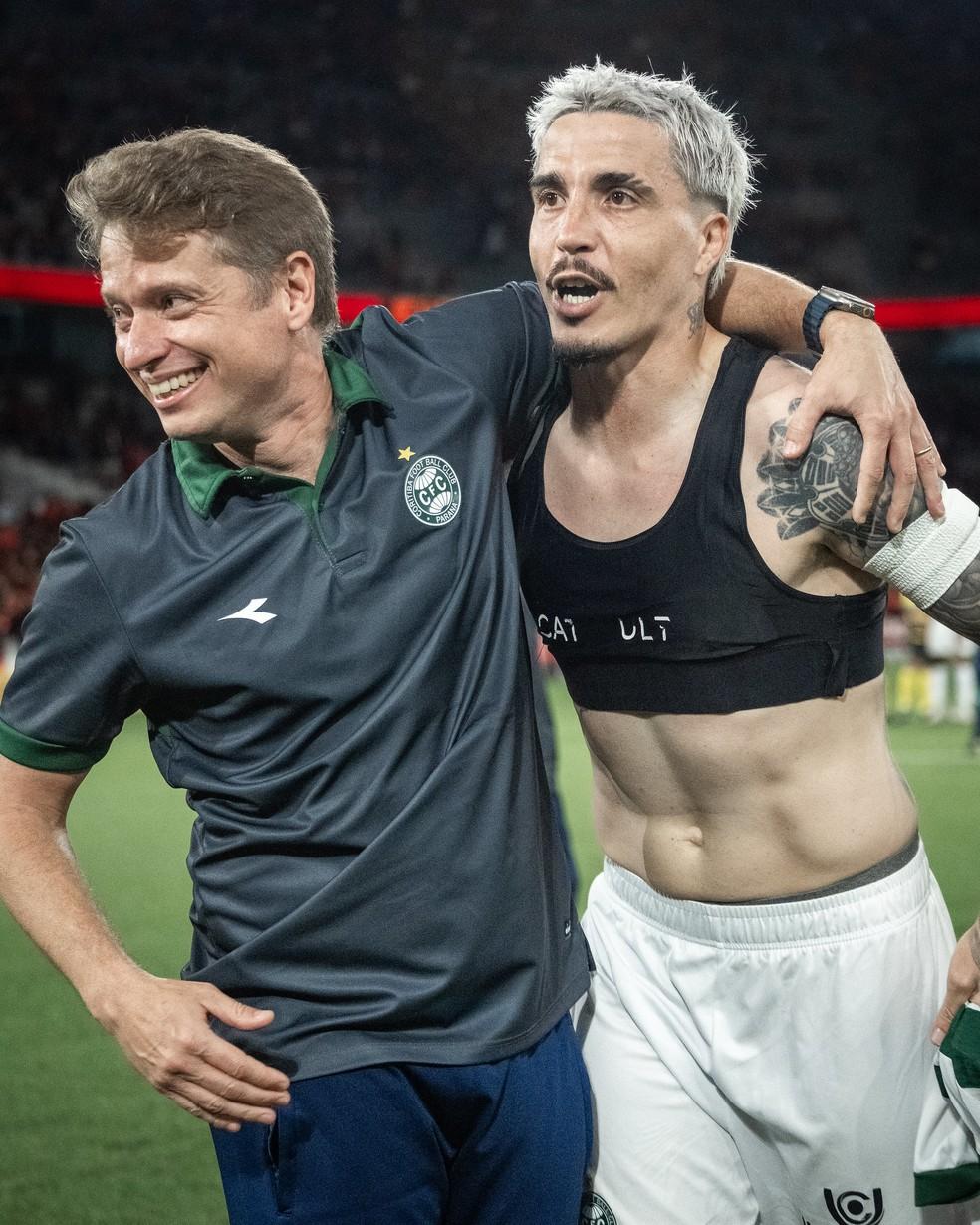 Fernando Seabra, treinador do Coritiba, com o meia Josué — Foto: JP Pacheco/Coritiba