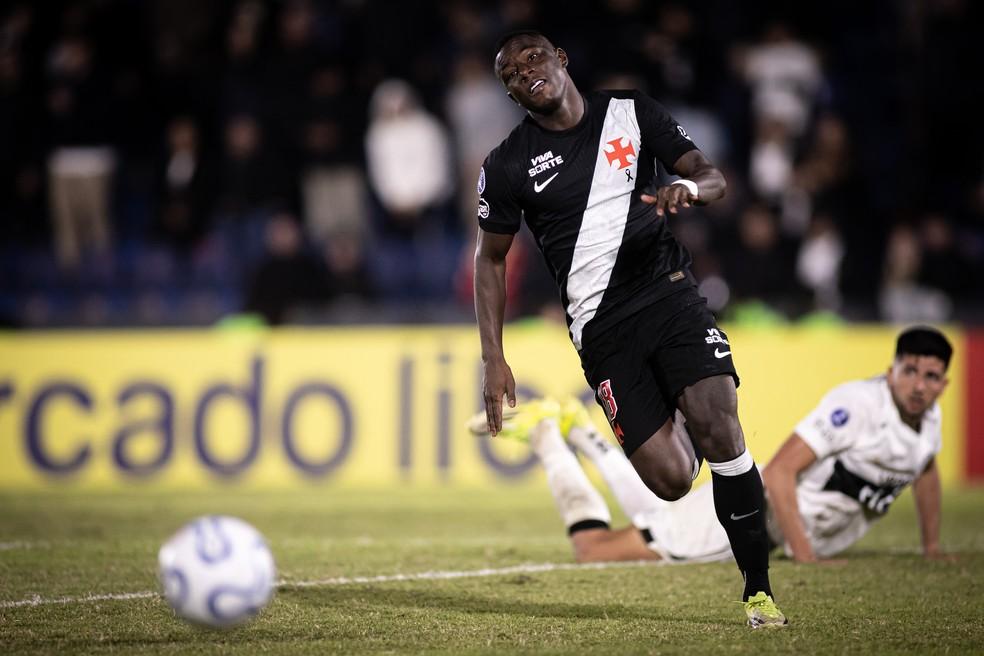 Marino Hinestroza em ação pelo Vasco contra o Olimpia — Foto: Matheus Lima/Vasco