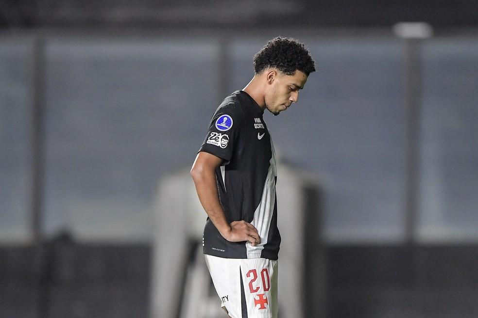 Brenner lamenta pênalti perdido em Vasco x Barracas Central — Foto: Thiago Ribeiro/AGIF