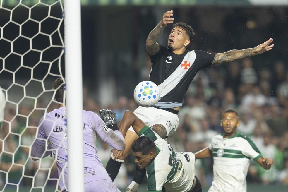 Gol contra de Saldivia, do Vasco, contra o Coritiba — Foto: Hedeson Alves/AGIF