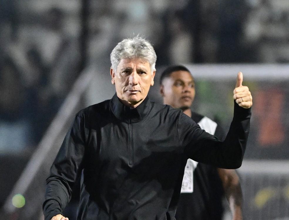 Renato Gaúcho faz sinal de positivo durante jogo em São Januário — Foto: André Durão