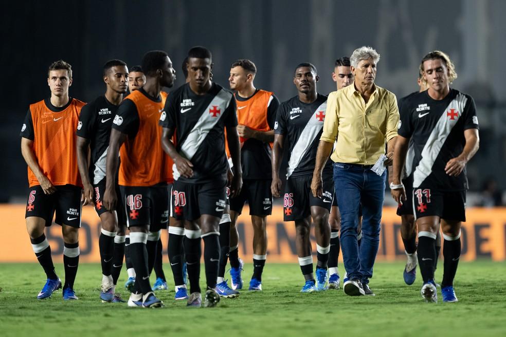 Renato Gaúcho e jogadores do Vasco após derrota em casa — Foto: Jorge Rodrigues/AGIF