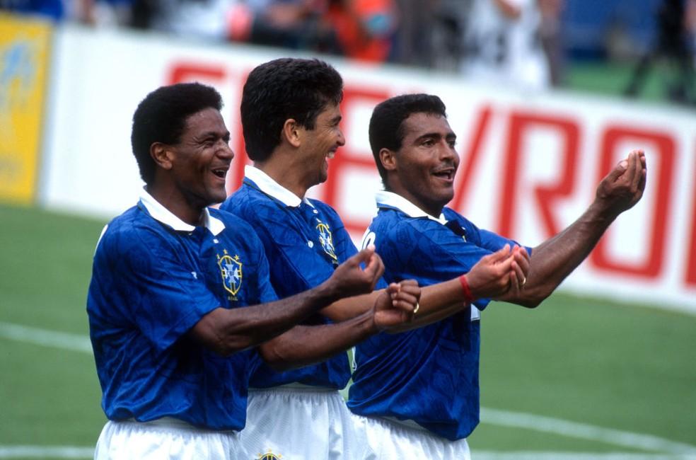 Mazinho, Bebeto e Romário comemoram segundo gol do Brasil sobre a Holanda na Copa de 1994 — Foto: Getty Images
