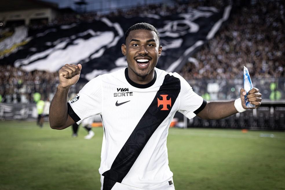 Cuiabano comemora vitória do Vasco — Foto: Matheus Lima/Vasco