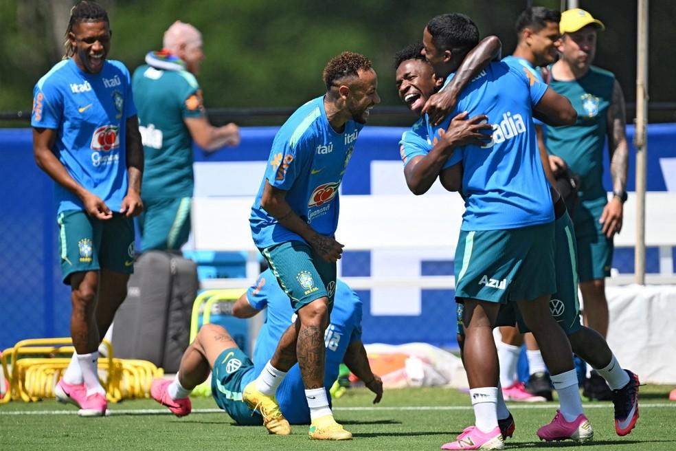 Danilo, Neymar, Vini Jr e Endrick em treino da seleção brasileira antes de jogo contra a Noruega — Foto: AFP