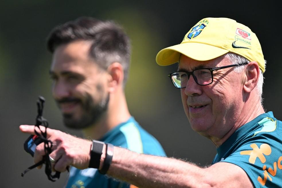Davide e Carlo Ancelotti em treino da seleção brasileira antes de jogo contra a Noruega — Foto: AFP