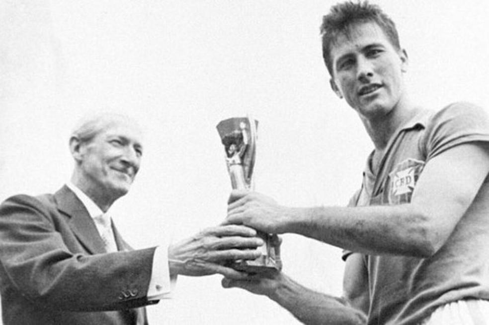 Ídolo do Vasco, Bellini foi o primeiro brasileiro a levatar a taça da Copa do Mundo — Foto: Arquivo CBF