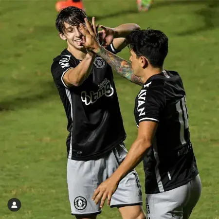 Galarza e Cano em campo pelo Vasco: amizade continuou mesmo com atacante defendendo o Fluminense Imagem: Rafael Ribeiro / Vasco