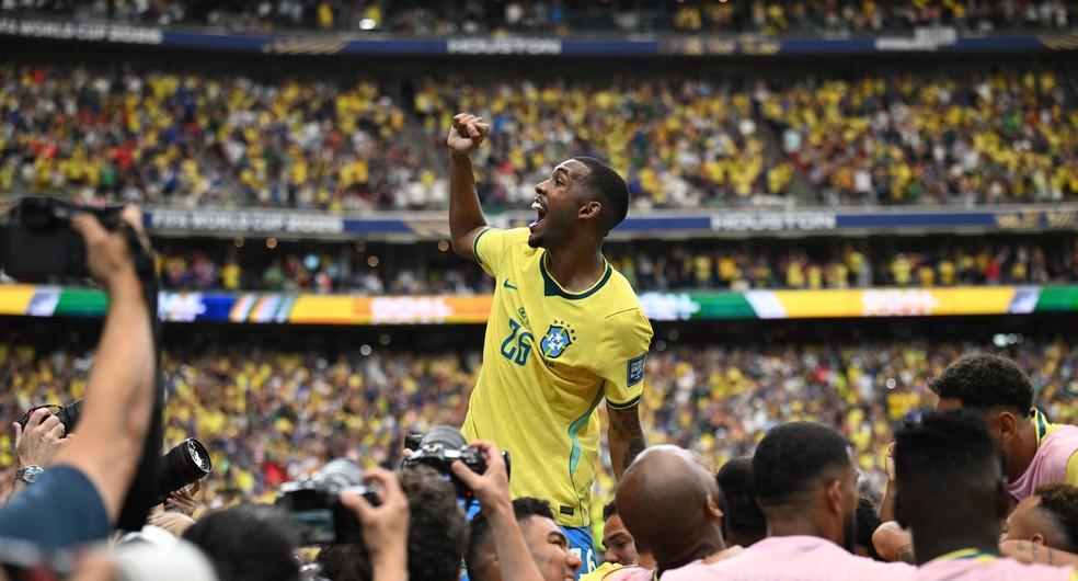 Rayan comemora gol de Gabriel Martinelli em Brasil x Japão — Foto: REUTERS/Annegret Hilse