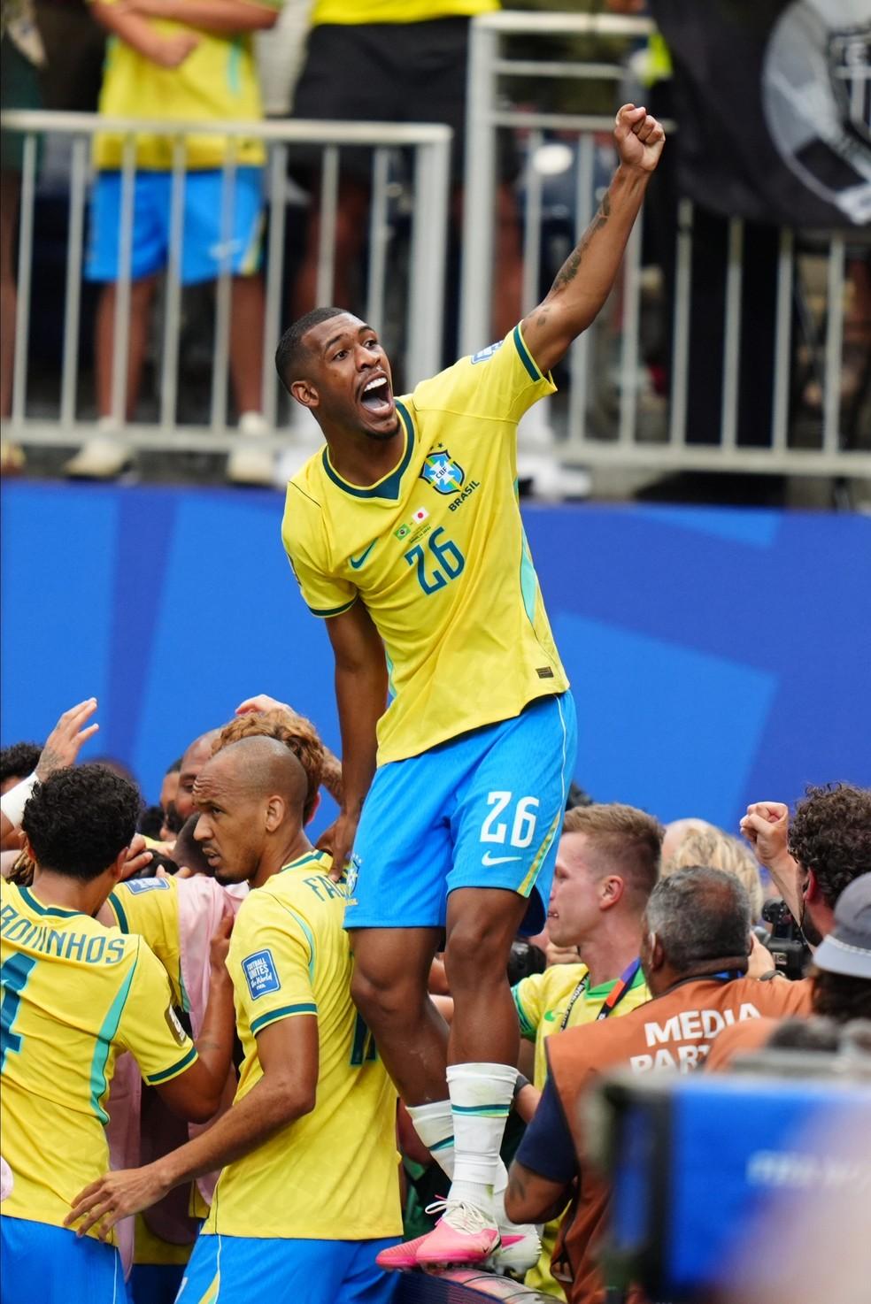 Rayan sobe em placa de publicidade e comemora gol de Martinelli em Brasil x Japão — Foto: Hakan Akgun/Anadolu via Getty Images