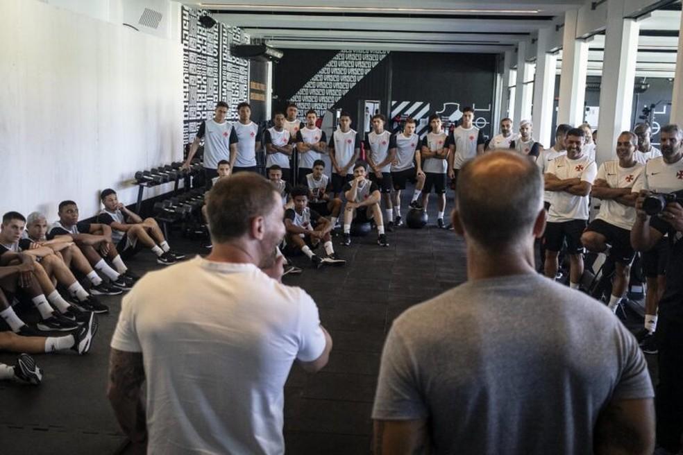 Pedrinho e Felipe em reapresentação do Vasco para 2026 — Foto: Dikran Sahagian/Vasco