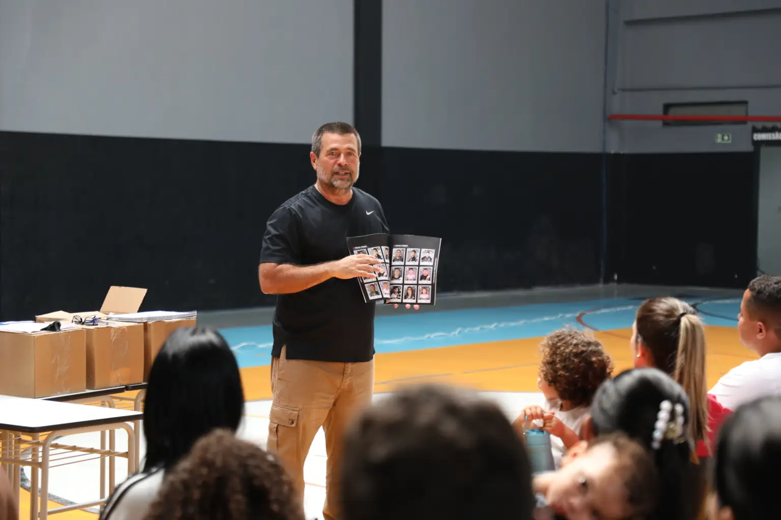 Colégio Vasco da Gama lança álbum de figurinhas dos alunos
