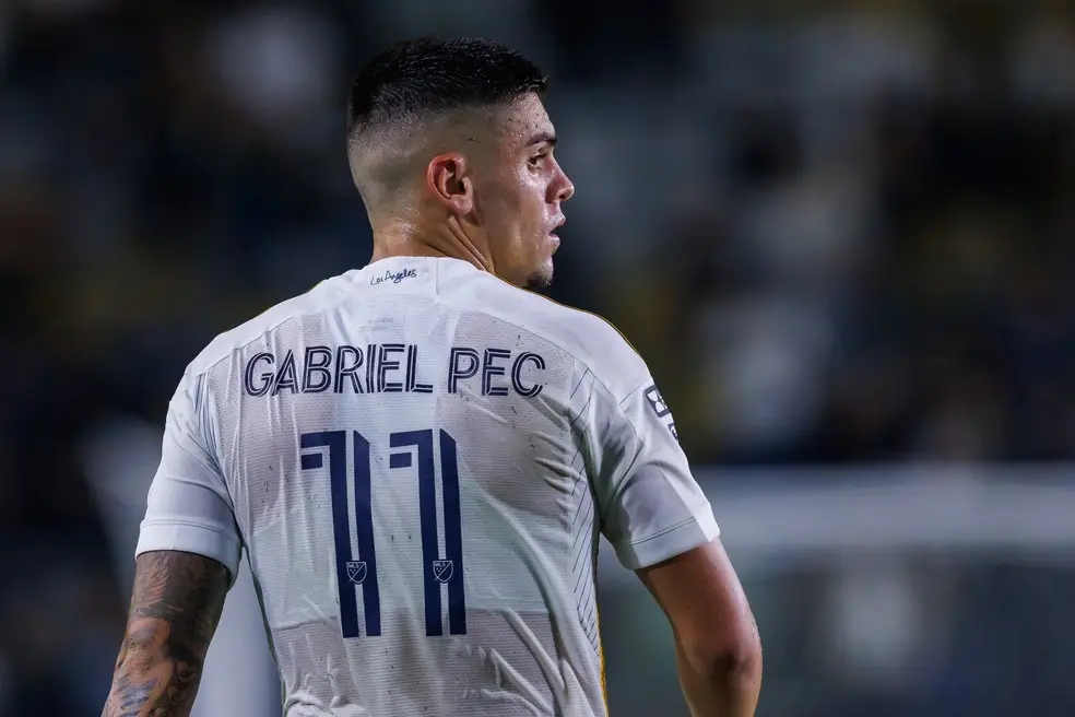 Dono de 30% dos direitos de Gabriel Pec, Vasco aguarda acerto do cria com o Cruzeiro para aliviar finanças