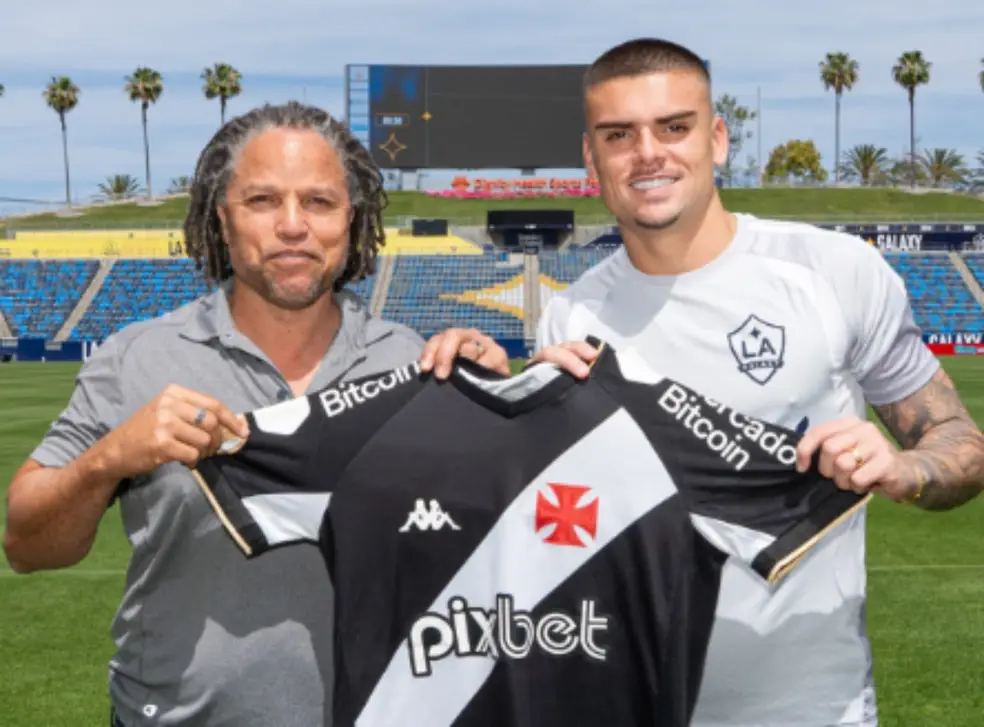 Cobi Jones e Gabriel Pec em foto no Los Angeles Galaxy, em abril de 2026 — Foto: Divulgação/Los Angeles Galaxy