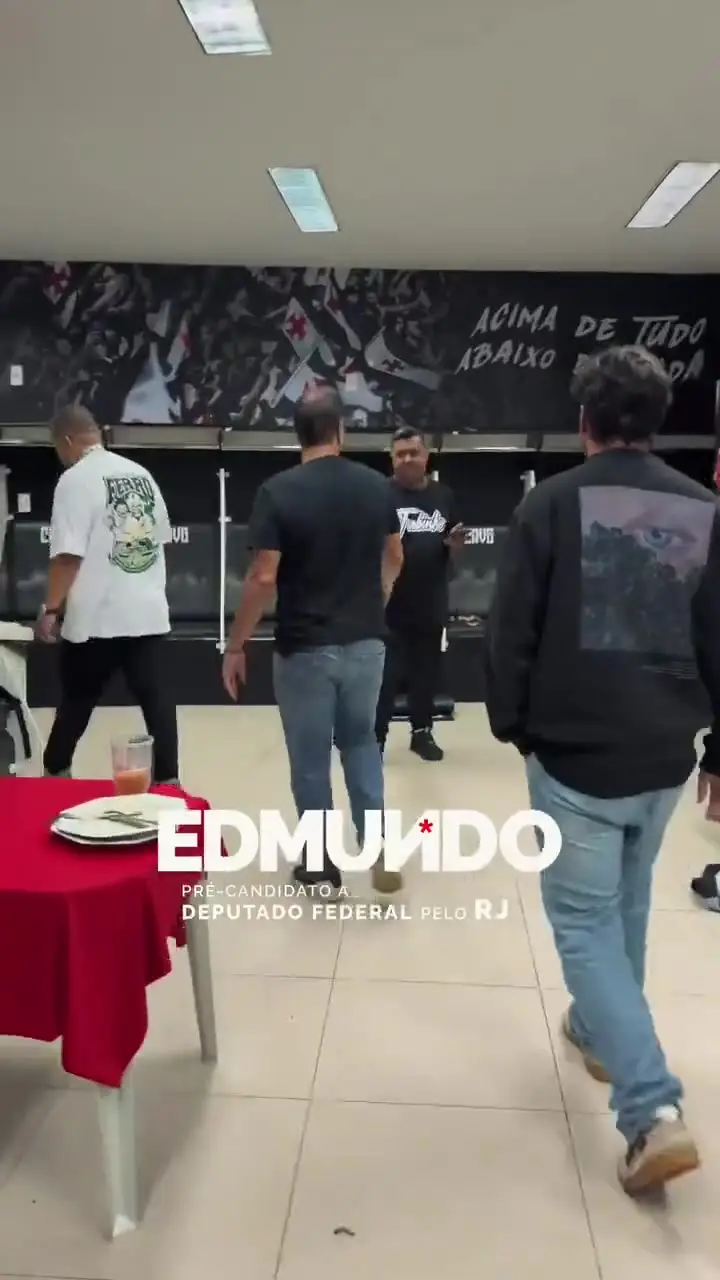 Edmundo participou da festa Trio de Ferro, em São Januário