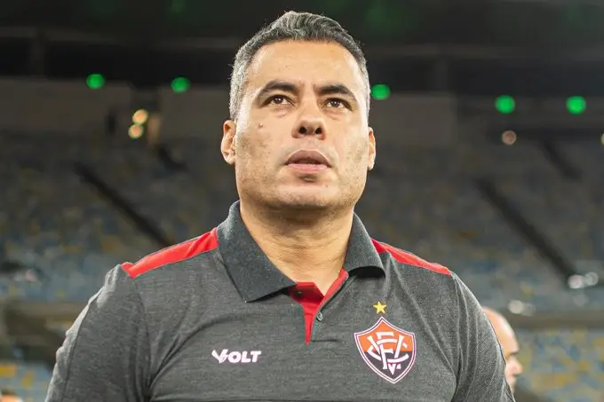 Jair Ventura não tem multa rescisória; 'Aqui no Vitória fica quem quer', diz presidente