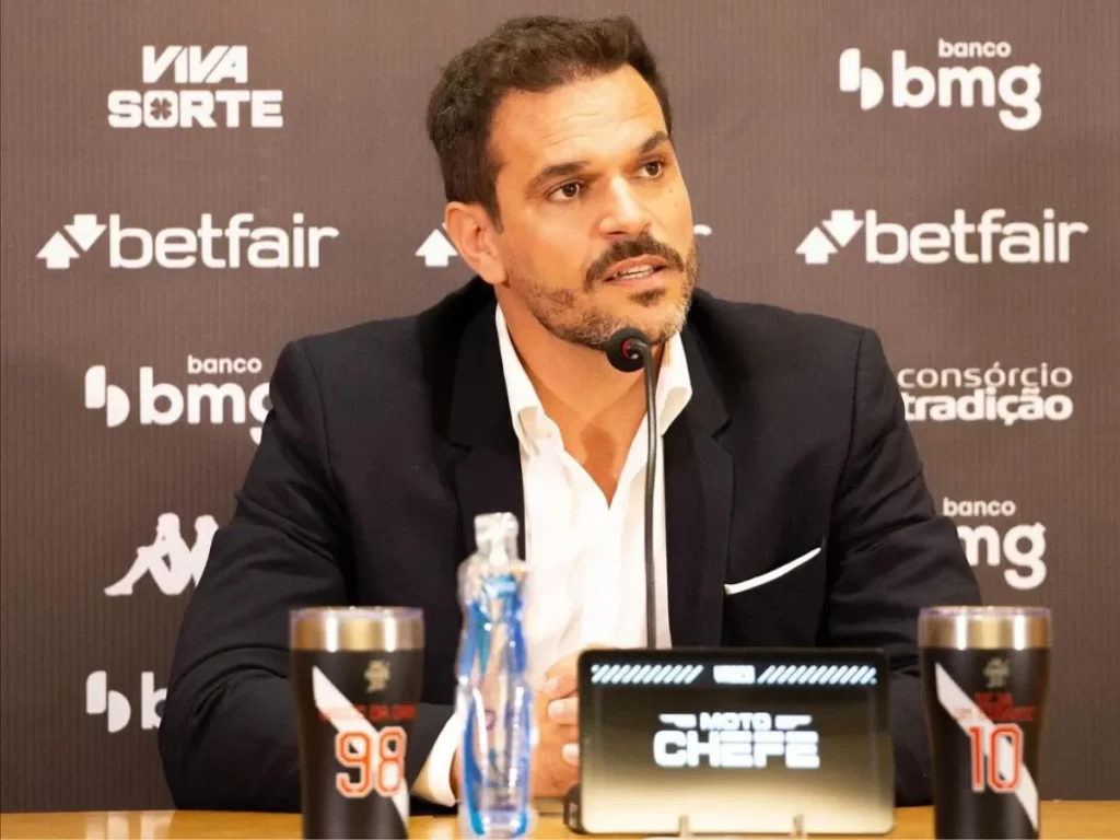Admar Lopes está na Europa para buscar reforços para o Vasco; volante Vítor Carvalho, do Braga, é avaliado