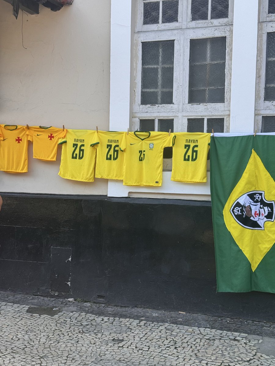 Camisa da Seleção com nome de Rayan é vendida no entorno de São Januário