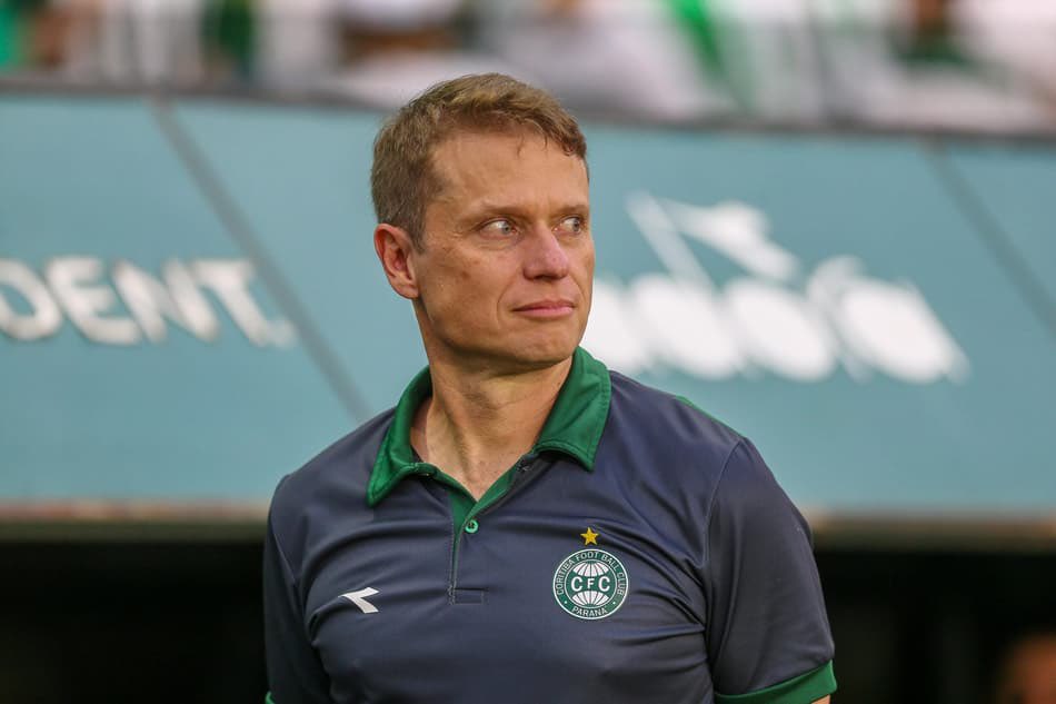 Coritiba não aceita parcelamento e quer receber multa de Fernando Seabra à vista