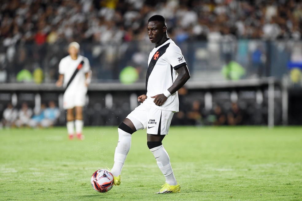 Em baixa, Marino desperta interesse no mercado e pode deixar o Vasco