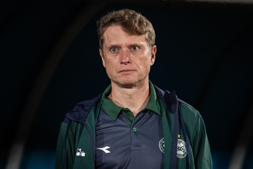 Fernando Seabra desiste de assumir o Vasco e comunica a jogadores que seguirá no Coritiba