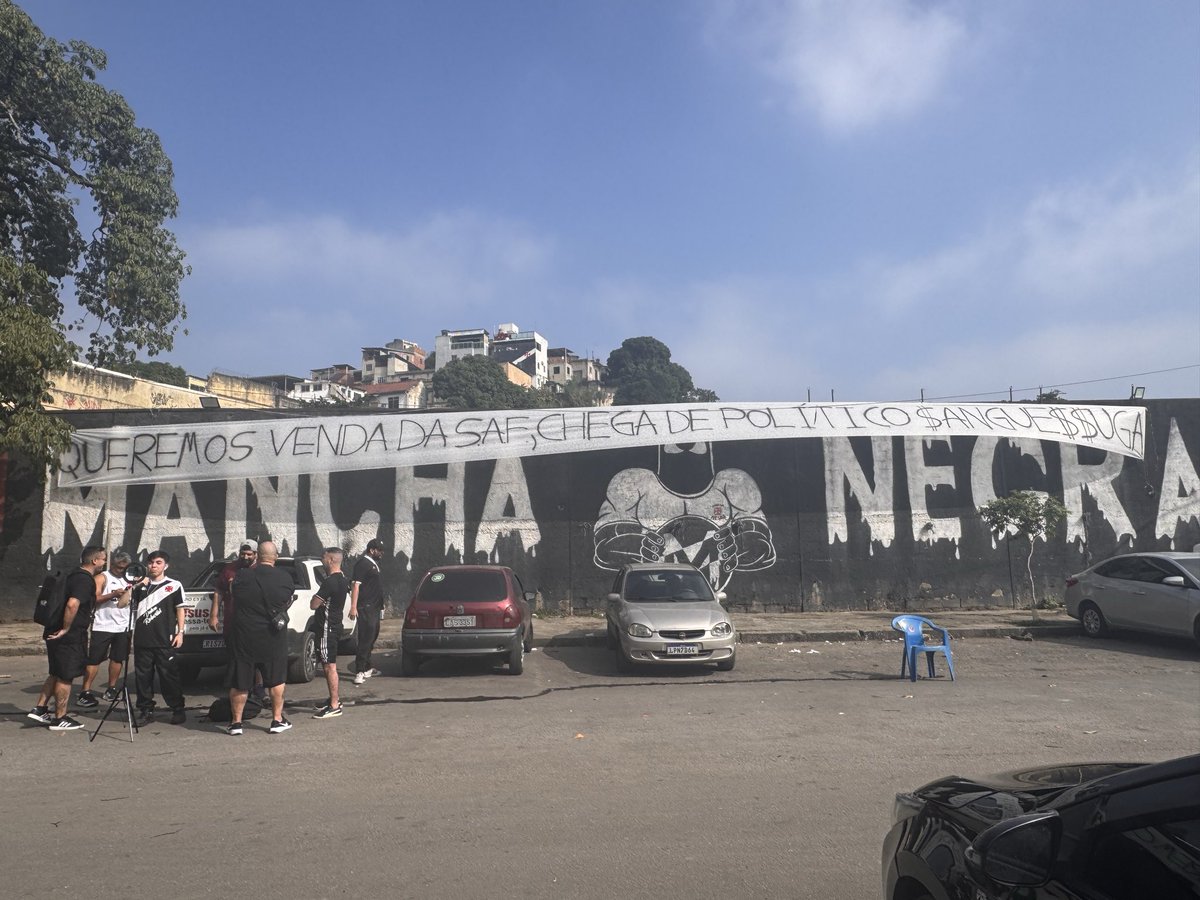 Torcedores chegam a São Januário para protesto; veja fotos