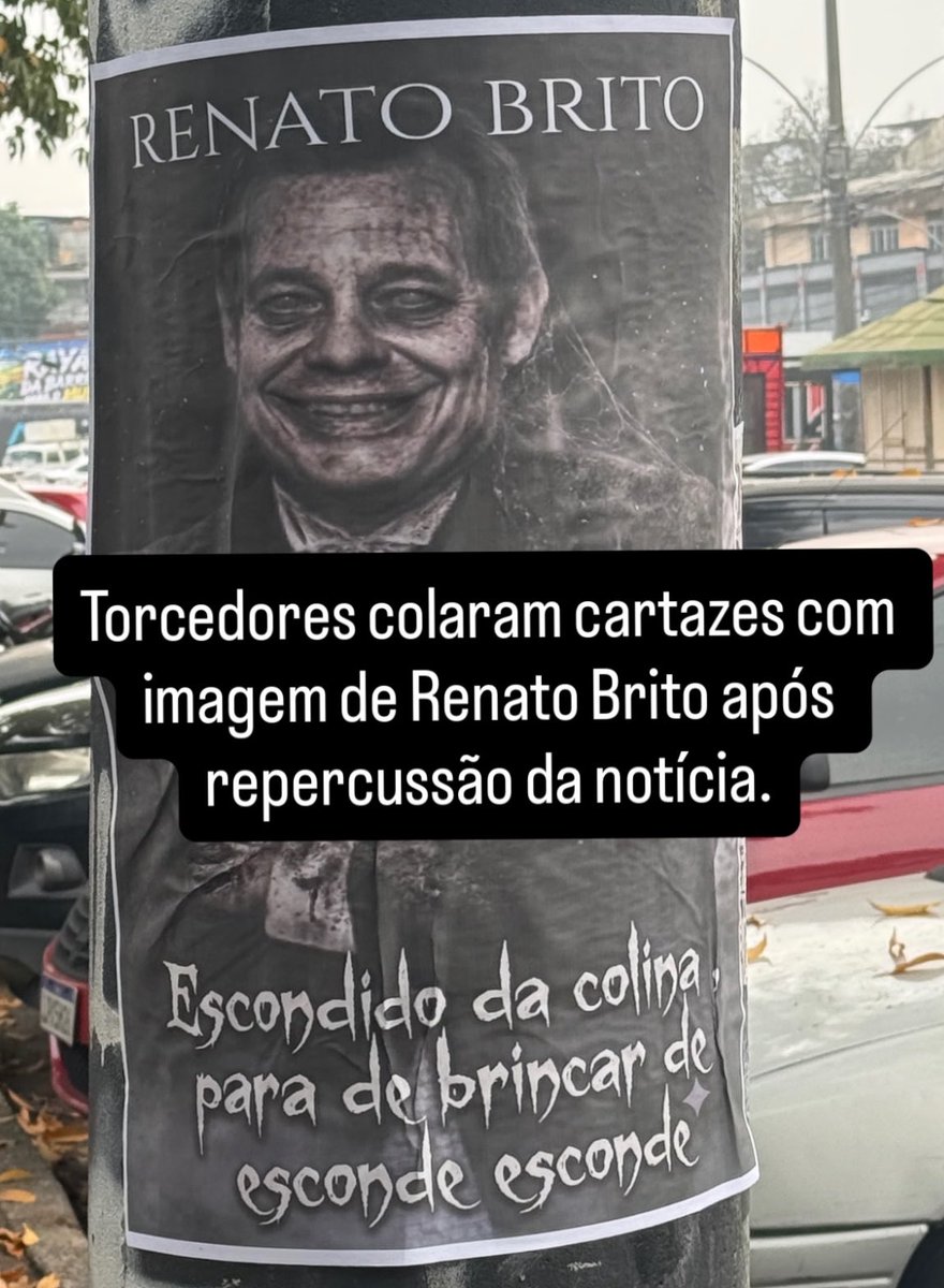 Torcedores colam cartazes com imagem de Renato Brito Neto