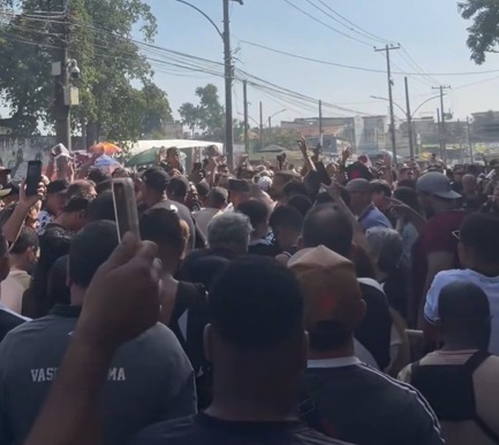 Torcedores fizeram manifestação em São Januário pela venda da SAF e em apoio a Pedrinho