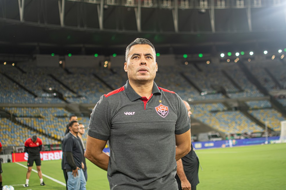 Vasco faz consulta por Jair Ventura, do Vitória; técnico não comenta