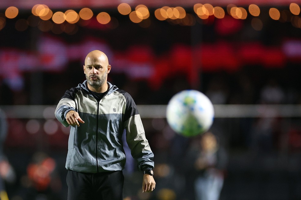 Vasco muda de estratégia e passa a priorizar a contratação de um treinador estrangeiro