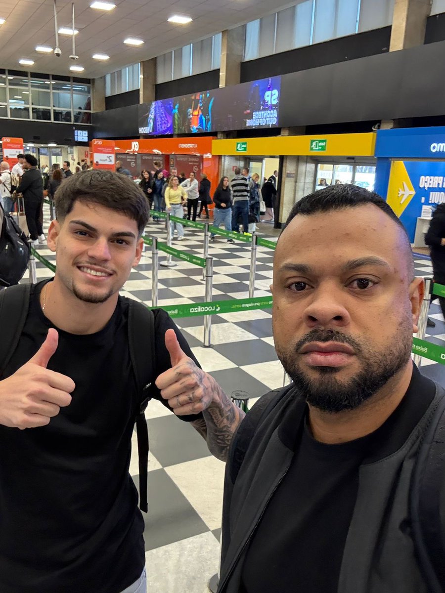 Veja foto do lateral-esquerdo Paulinho viajando para se apresentar ao Vasco
