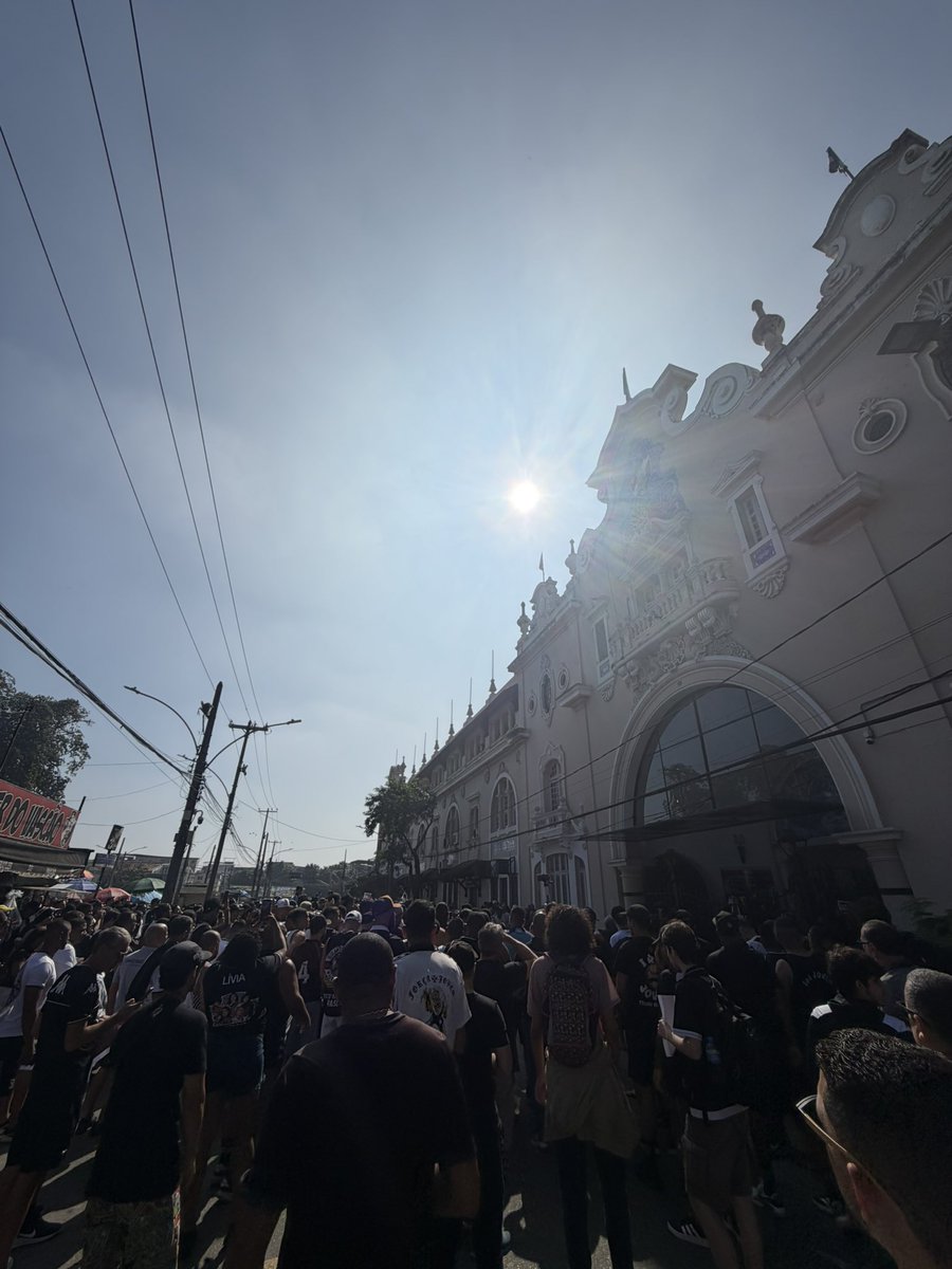 Veja mais imagens da movimentação dos torcedores no entorno de São Januário